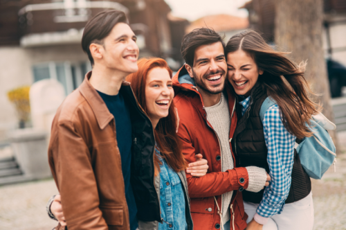 skupinka_mladych_ludi_kraca_po_ulici_v_objati.png