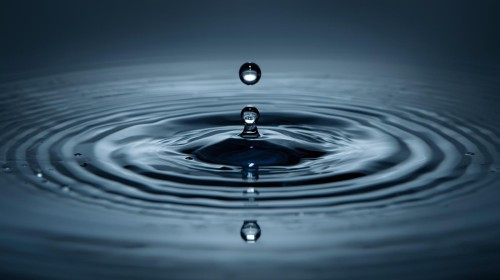 kvapka_vody_vytvara_kruhy_na_hladine.jpg
