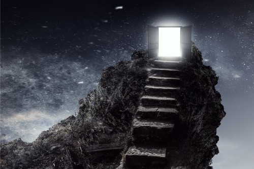 temne_schody_stupaju_ku_dveram_so_svetlom.jpg